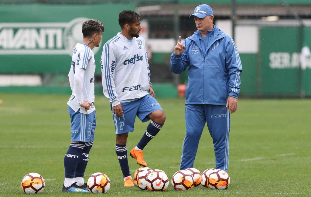 Felipão conversou muito com seus jogadores nesta segunda-feira