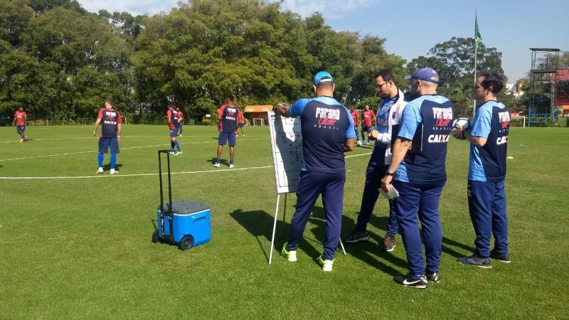 Campeão olímpico, Micale nega pedido de demissão e cobra jogadores do Paraná