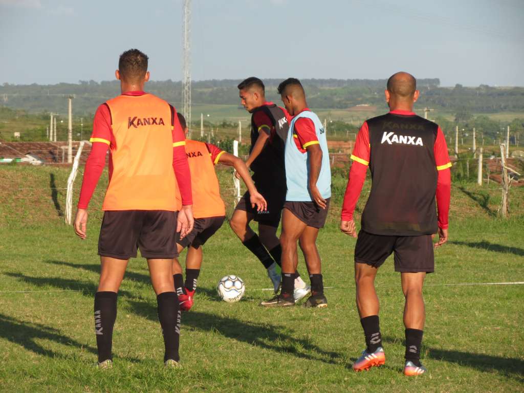 Grupo se reapresenta com treinamento leve no campo dois do CT (Foto: Rhuan Carlos/GloboFC) 