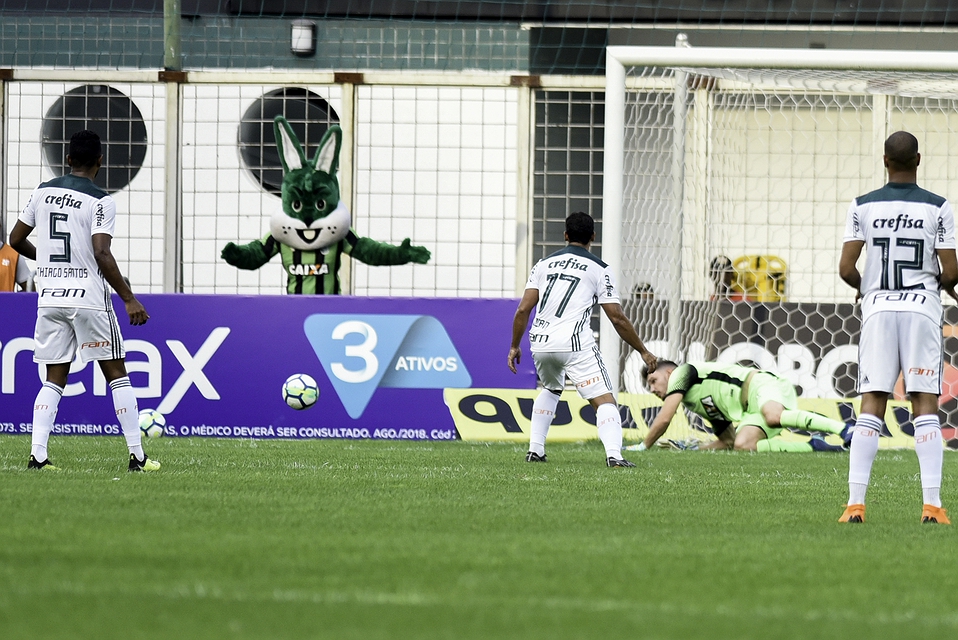 Seleção FI tem artilheiro do Brasileirão e técnico do líder São Paulo
