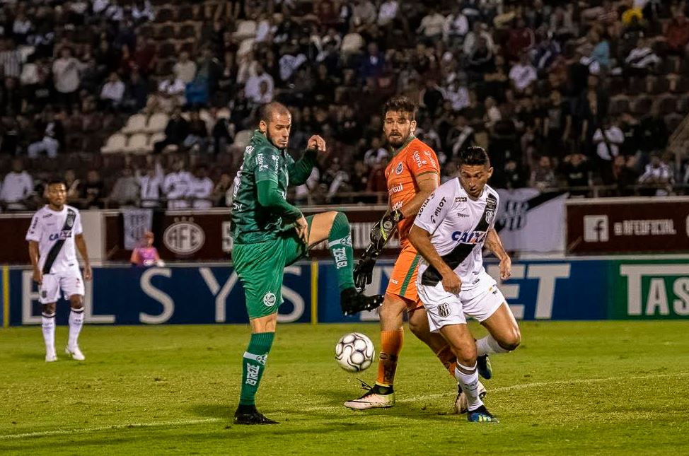 Ponte troca saída de bola por chutões à frente pelo goleiro Ivan