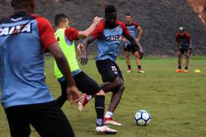 Zagueiro quer grande partida do Vitória contra o Grêmio fora de casa pelo Brasileirão