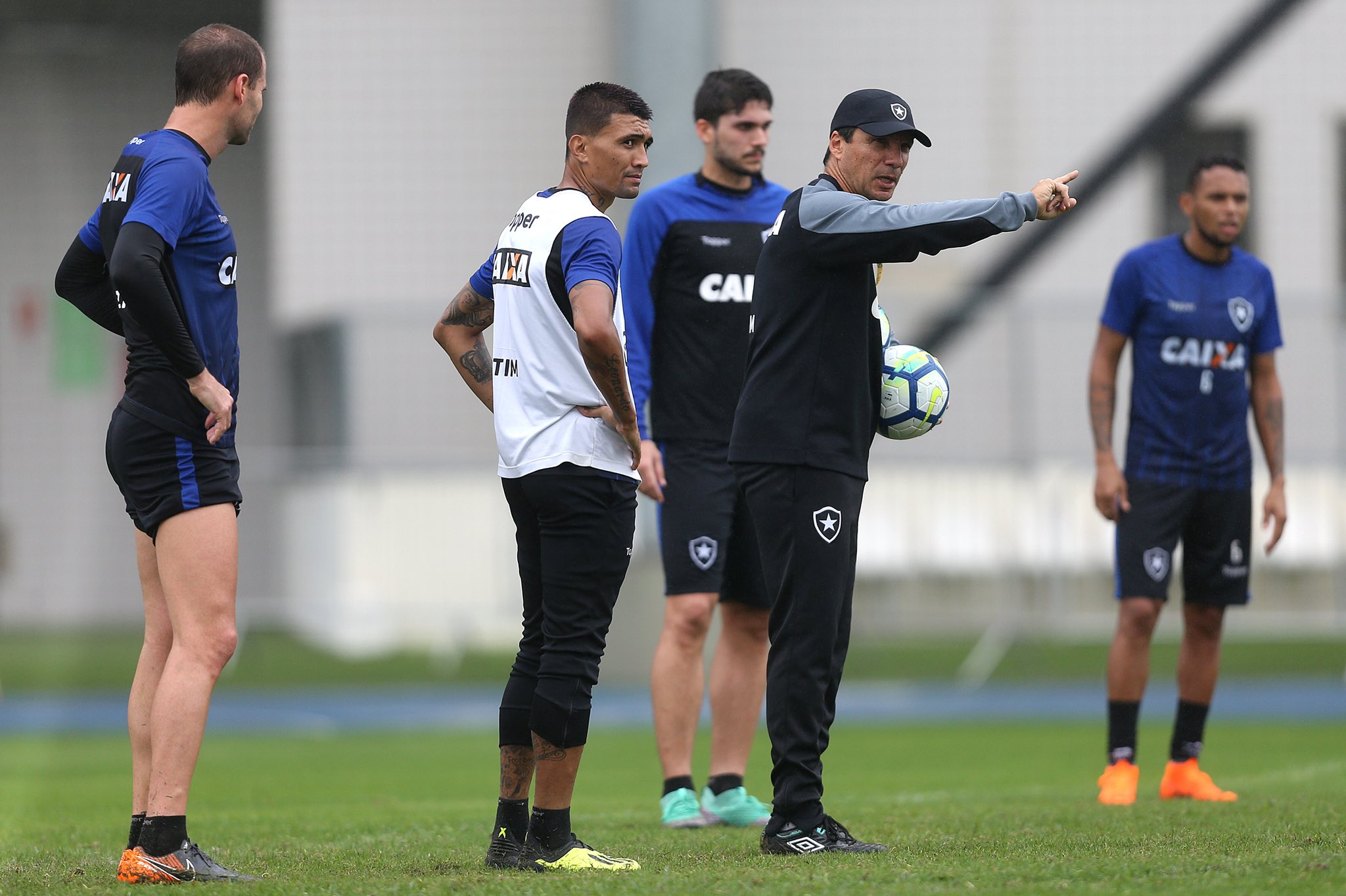 Zé Ricardo fecha primeiro treino no Botafogo e tem conversa com jogadores