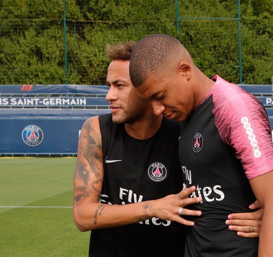 Francês: Mbappé se reapresenta ao Paris Saint Germain e posa para foto ao lado de Neymar