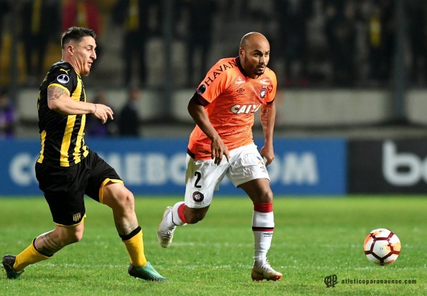 O Peñarol foi dominado em casa pelo Atlético-PR, que está nas oitavas de final