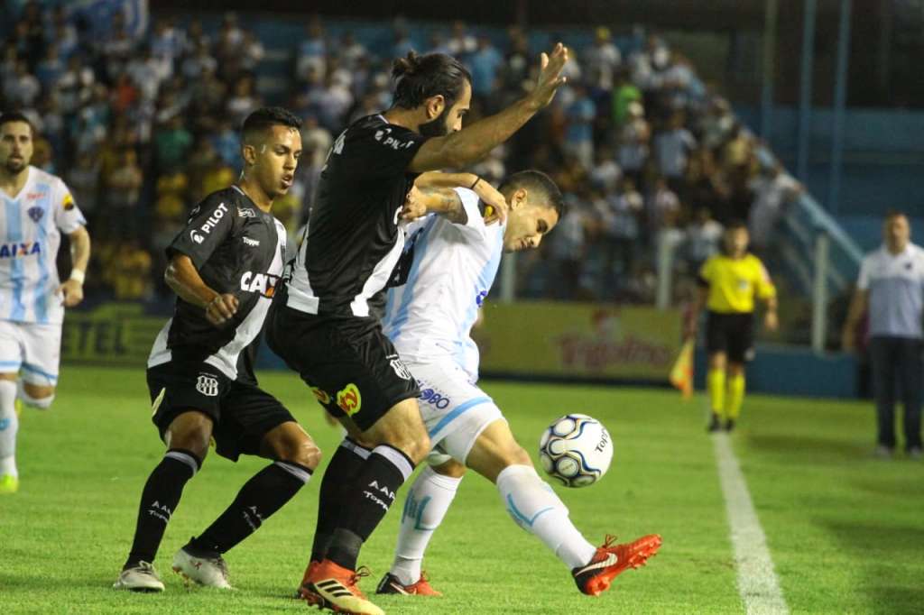 A Ponte Preta chegou a sexta vitória como visitante e colou no G4 da Série B (Foto: Fernando Torres/Paysandu)