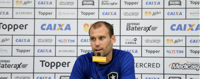 Carli destaca organização de Zé Ricardo no Botafogo e torce para rápida adaptação