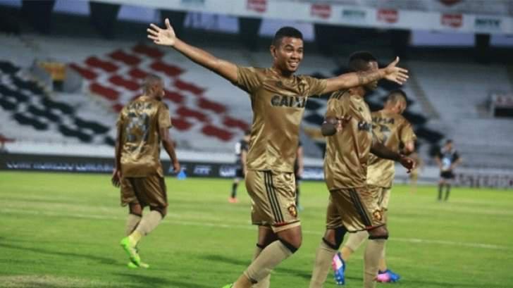 Sob protestos, Corinthians oferece contrato de risco para atacante que agrediu namorada