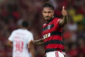 Sem renovar com Flamengo, Guerrero assina por três anos com Internacional