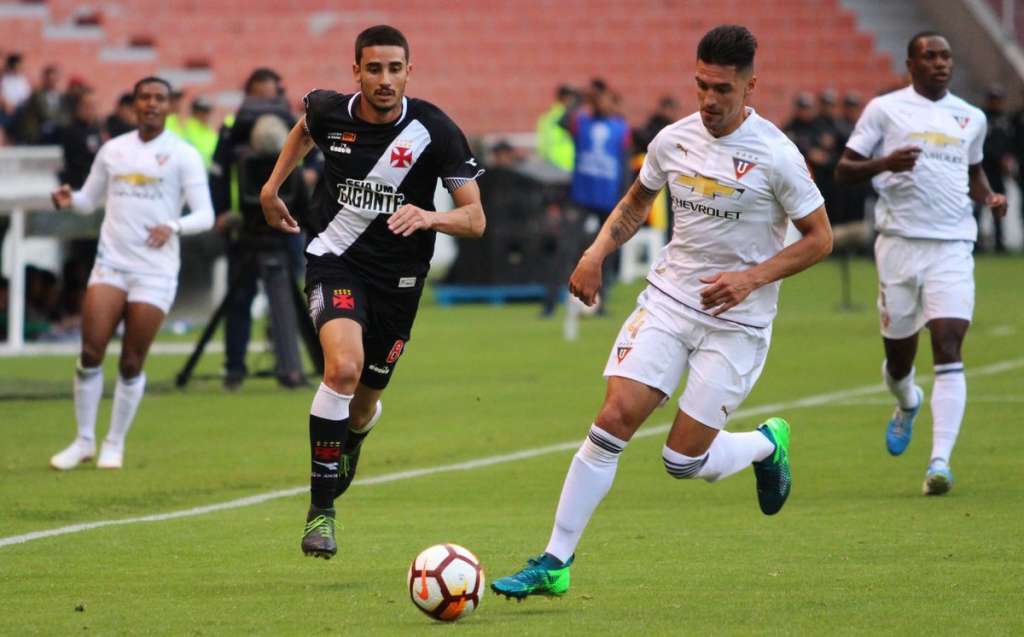 Pressionado e em desvantagem, Vasco decide vaga com a LDU na Sul-Americana