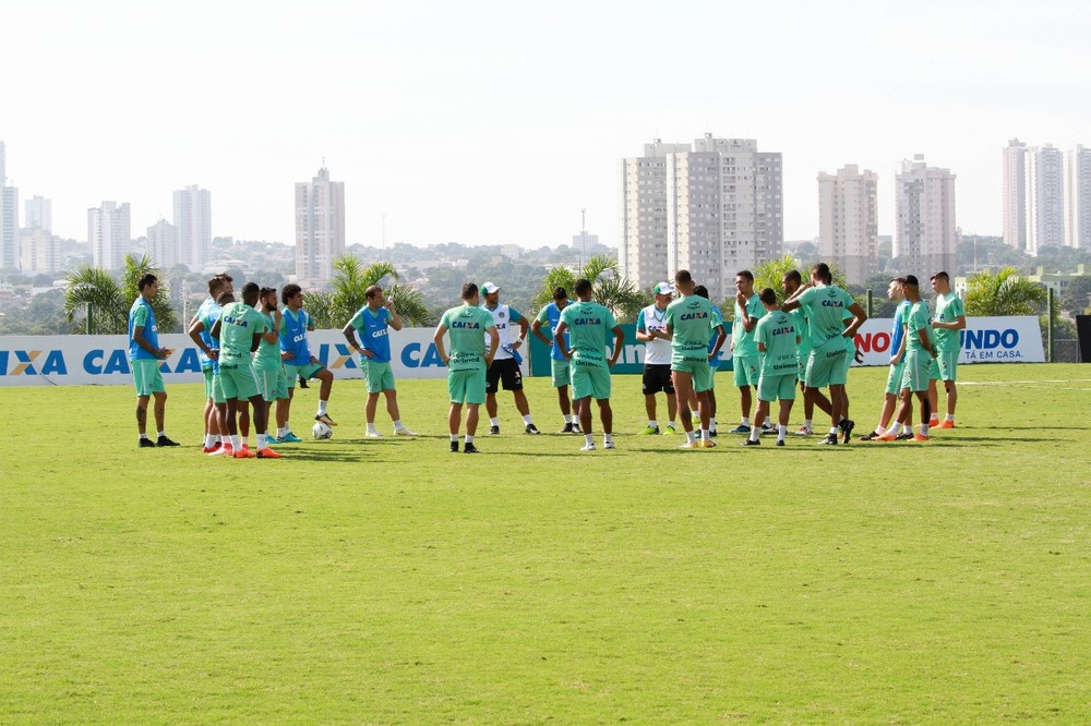 Série B: Ney Franco fecha treinamento e não divulga time do Goiás