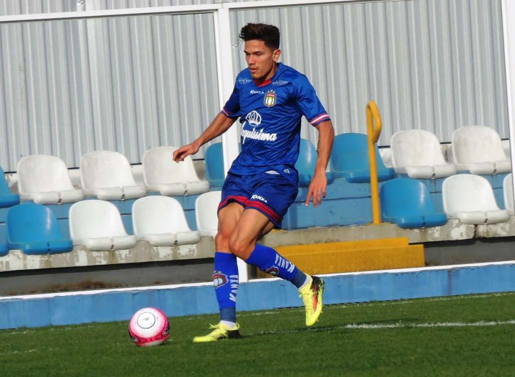 Em estreia como titular, Isaac Prado comemora primeiro gol pelo Azulão (Foto: Fabrício Cortinove)