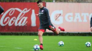 Cuesta sente desconforto e vira baixa em treino do Internacional