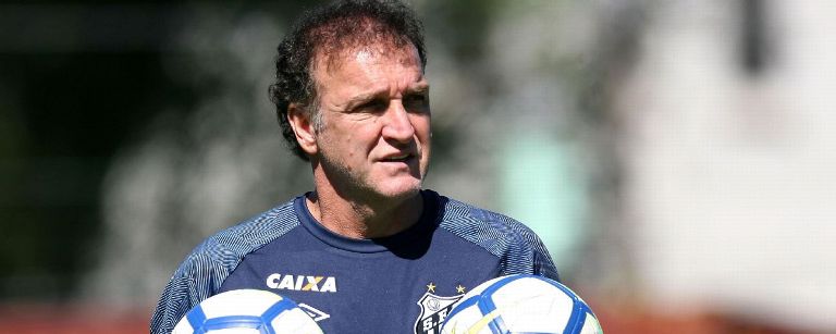 Cuca conversa com Gabriel, mas mantém mistério sobre ataque do Santos