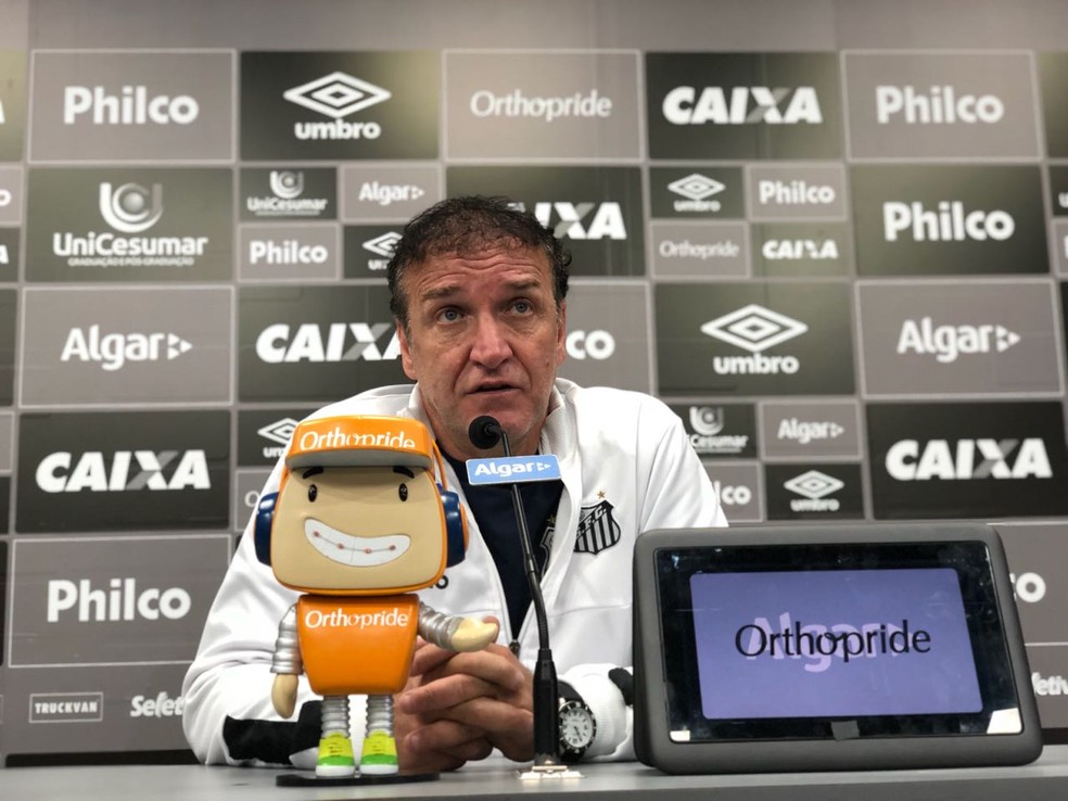 Cuca diz que Santos negocia com centroavantes do San Lorenzo e do Atlético-GO