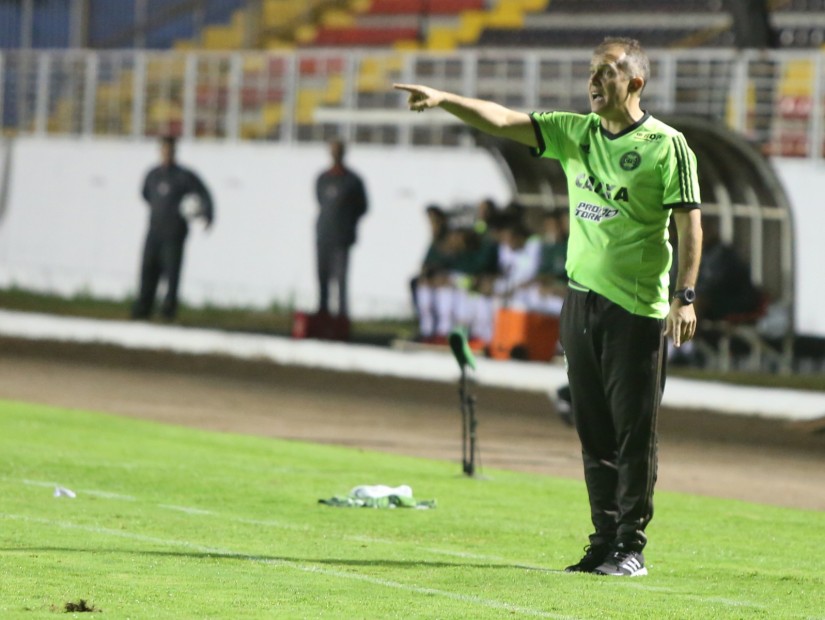 Coritiba faz limpa na diretoria e anuncia demissão de Eduardo Baptista