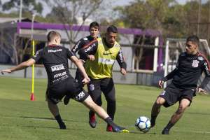Loss relaciona 30 para 2 duelos com a Chapecoense e deve poupar vários titulares