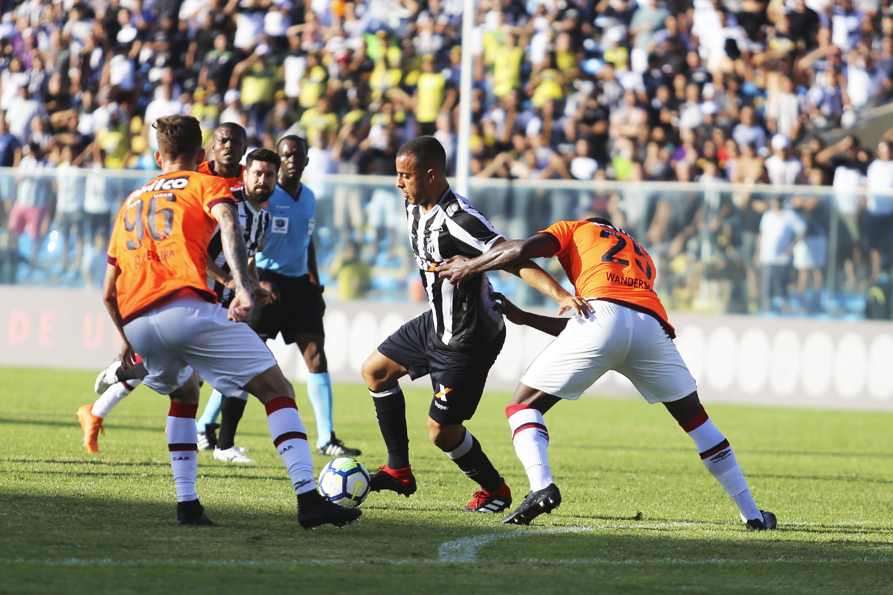 ​BRASILEIRÃO: Em dia de pouco gol, Bahia vence América-MG e Ceará e Atlético-PR empatam