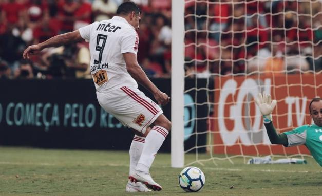 Diego Souza 'matou' Magrão com uma paradinha e só tocou por cima para abrir o placar na Ilha 