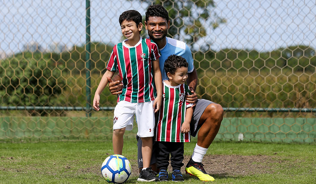 Após treinamento, jogadores do Fluminense são homenageados por filhos no CT
