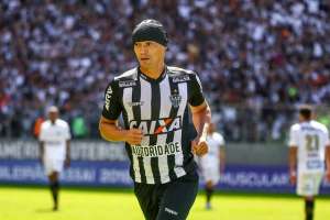 Ricardo Oliveira celebra vitória sobre o Santos e diz que é 'trabalho puro'