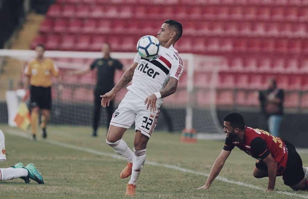 São Paulo derrota Sport na Ilha do Retiro e segue na liderança do Brasileirão 2018