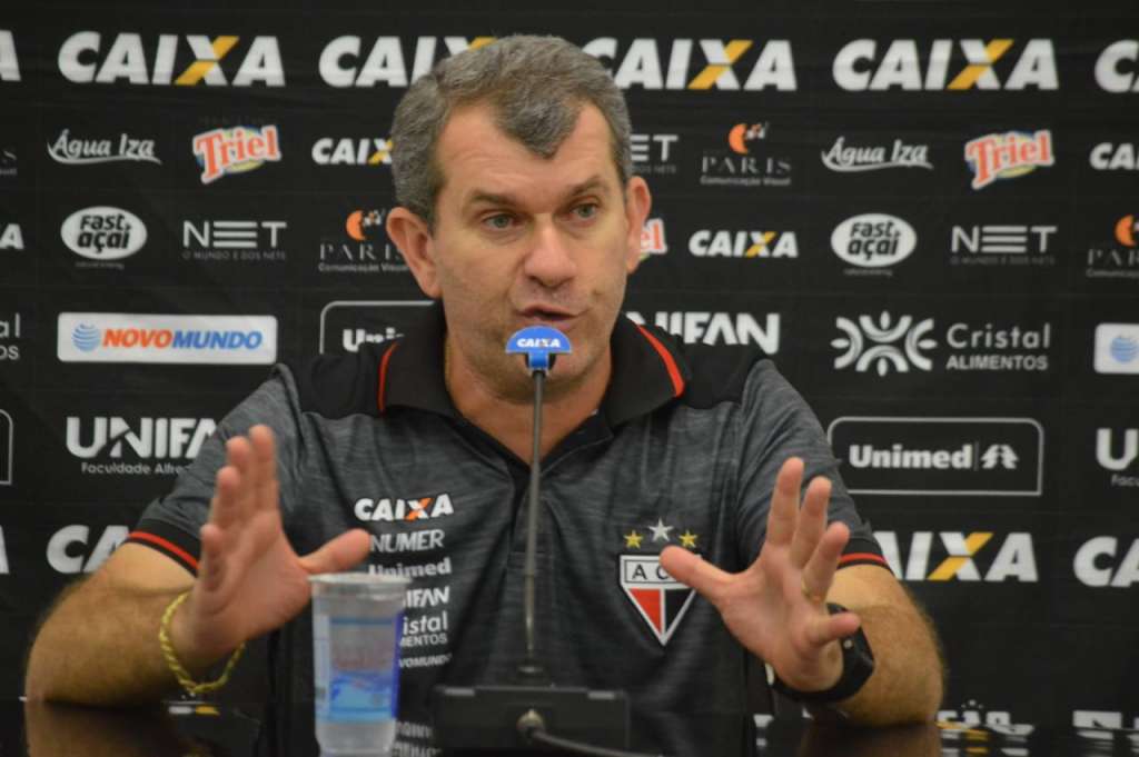 O técnico Claudio Tencati tem muitos problemas para escalar o Atlético-GO no próximo sábado