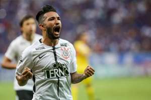 Clayson sente desconforto em treino e vira dúvida no Corinthians