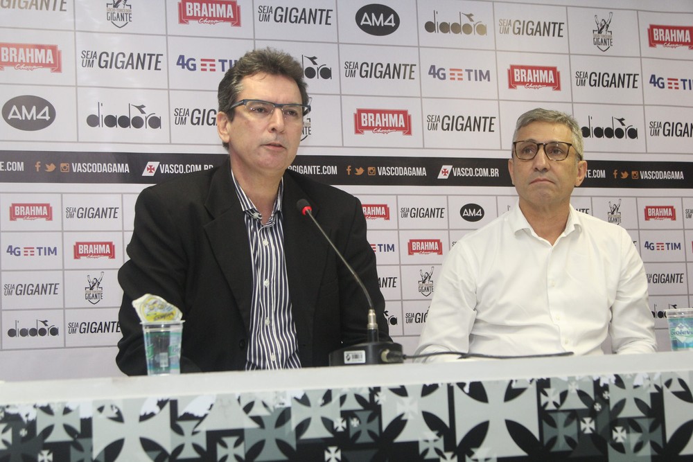 Vasco diz não ter pressa para substituir Jorginho e deposita confiança em Valdir