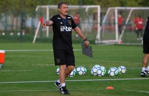 Aguirre faz alerta e quer São Paulo com 11 em campo até o final na Argentina