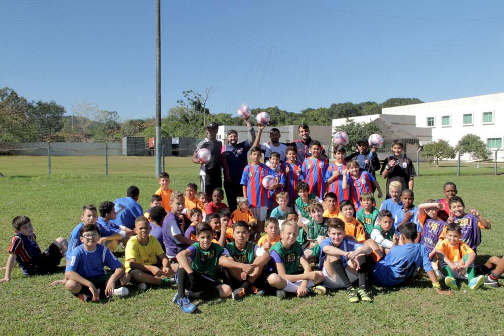 Presidente do clube Marcílio Dias doou uniformes para crianças que necessitam 