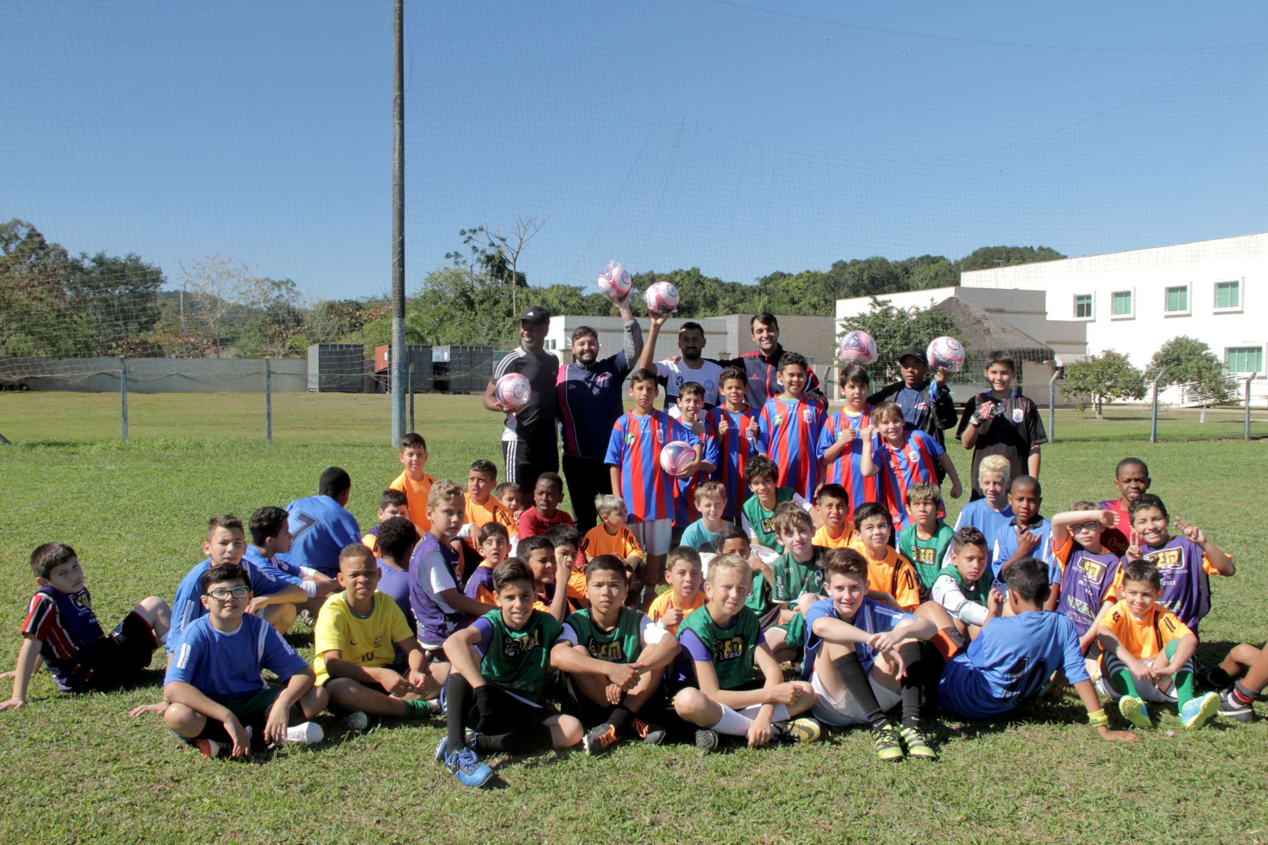 Catarinense Série B: Marcílio Dias doa uniformes para projeto social de Balneário Camboriú