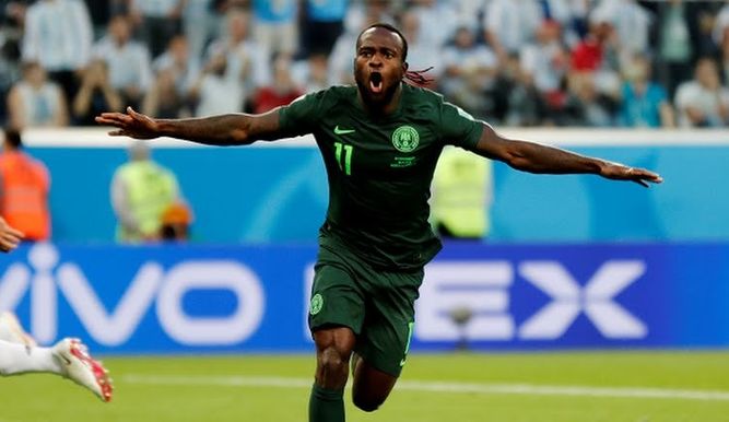 Aos 27 anos, Moses anuncia aposentadoria da seleção nigeriana: ‘Focar no Chelsea’