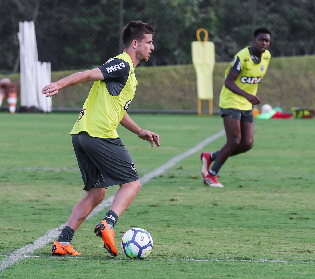 Larghi treina Atlético-MG com Galdezani e Cazares entre os titulares