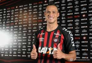 Lutando contra rebaixamento, Atlético-PR anuncia atacante que estava no Santa Fe-COL