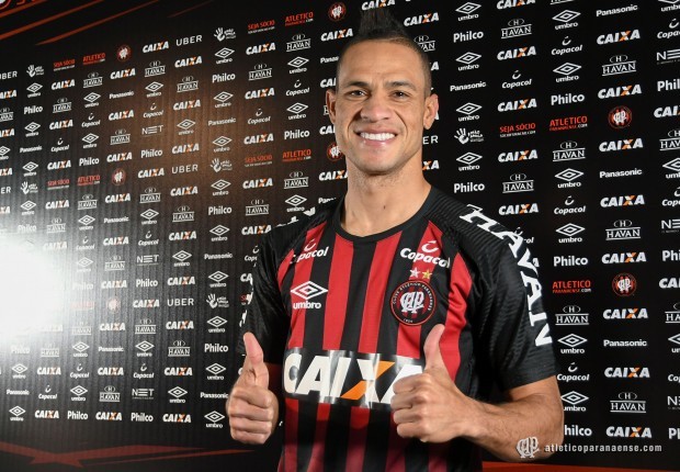 Lutando contra rebaixamento, Atlético-PR anuncia atacante que estava no Santa Fe-COL