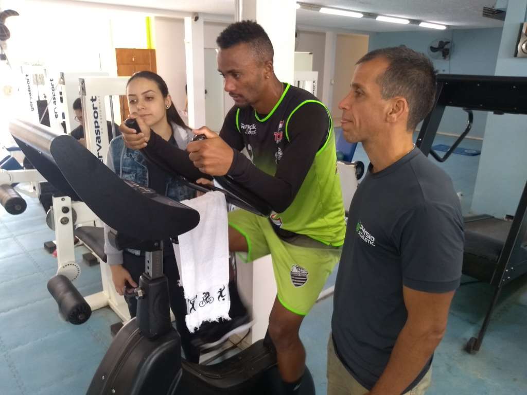 O volante está treinando forte para se recuperar antes do jogo