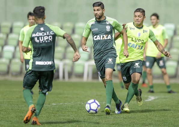 Jogadores fizeram análise de vídeos do Fluminense e depois realizaram treinos táticos no CT