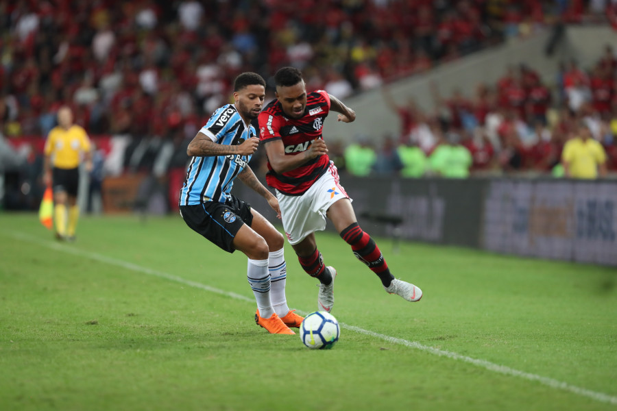 Flamengo marca no início, vence o Grêmio e avança à semifinal da Copa do Brasil