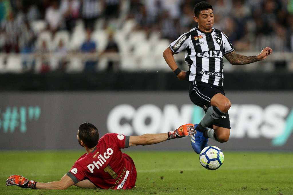 Com Engenhão cheio, Botafogo busca vaga nas oitavas da Sul-Americana