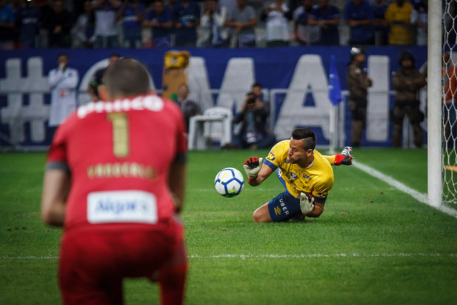 Herói do Cruzeiro, Fábio diz que esperava pegar pênalti; colegas fazem elogios