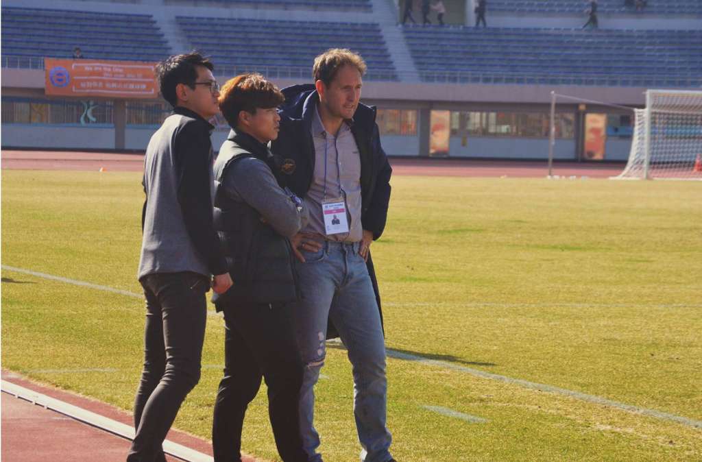 Sul-coreano: Gleguer coloca Siheung na liderança da Liga K3 e chama atenção do país