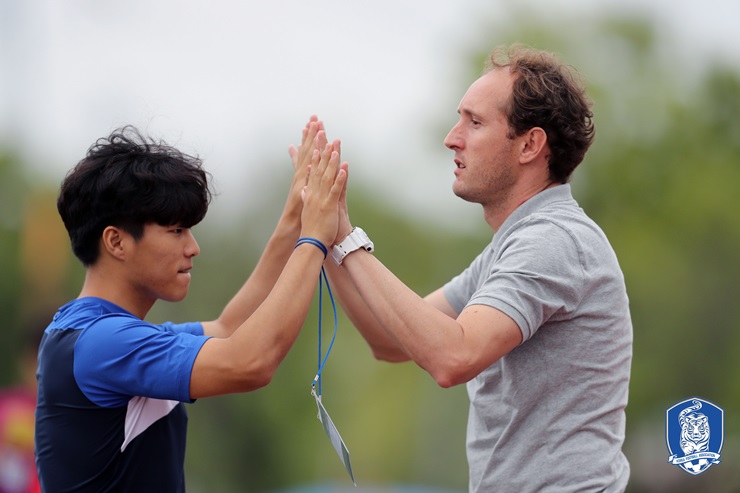 Sul-coreano: Gleguer coloca Siheung na liderança da Liga K3 e chama atenção do país