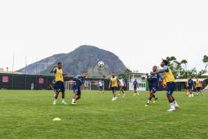Com reforço de cinco reservas, Grêmio treina no Rio após queda na Copa do Brasil