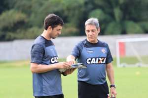 Ex-Flamengo, Carpegiani é apresentado no Vitória: 