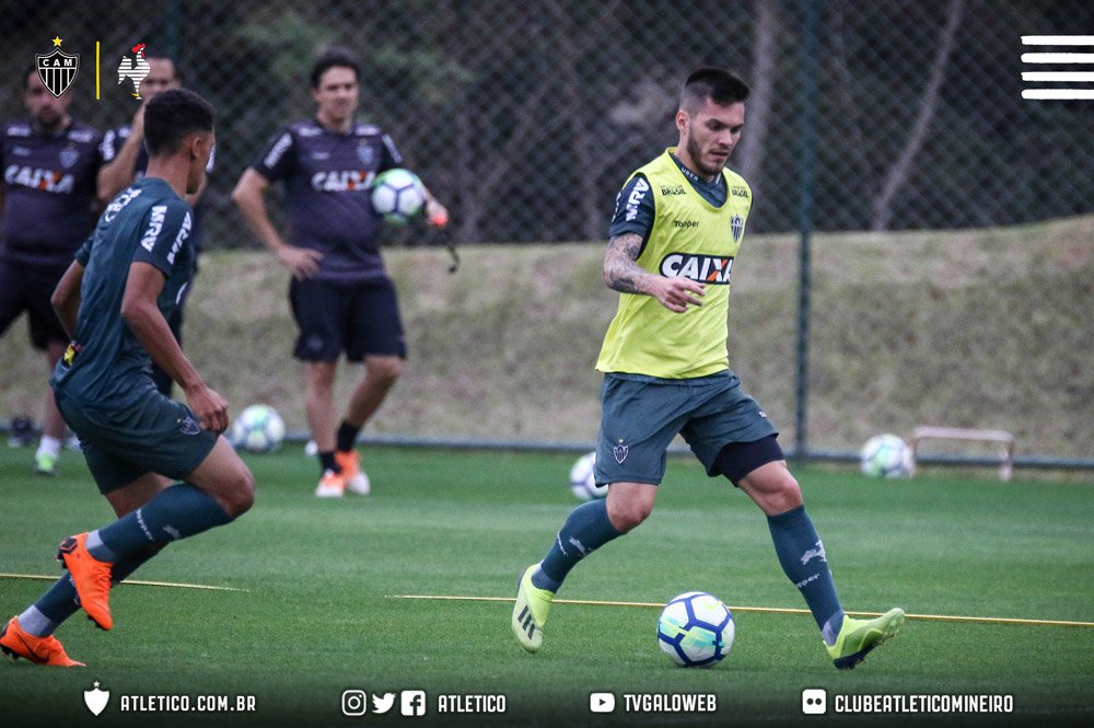 Fábio Santos volta a treinar no Atlético-MG e deve enfrentar o Botafogo