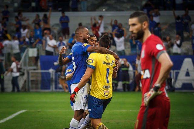 Herói do Cruzeiro, Fábio participa de treino com reforços do sub-20