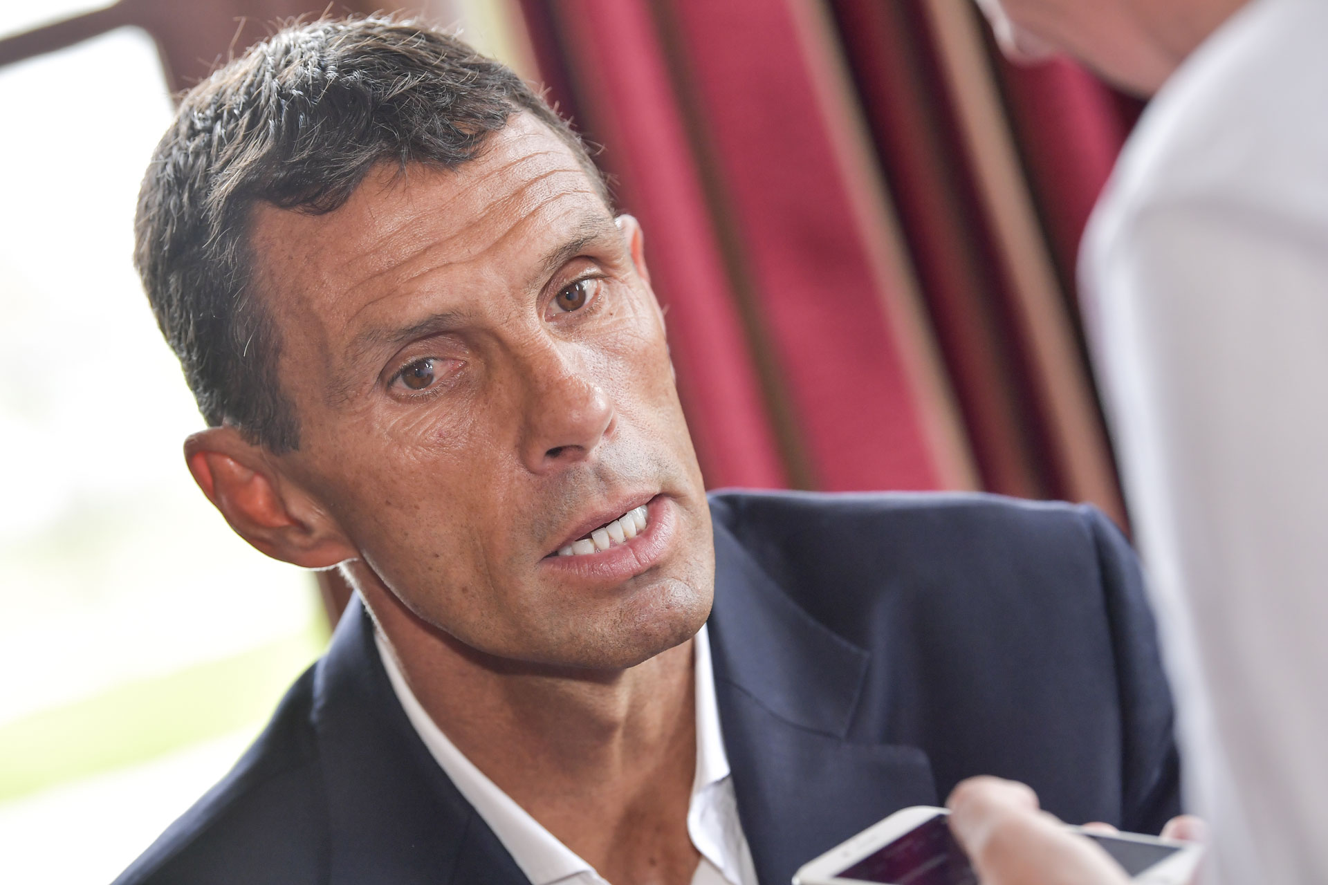 Francês: Técnico do Bordeaux critica direção por venda de atleta e é suspenso por 1 semana