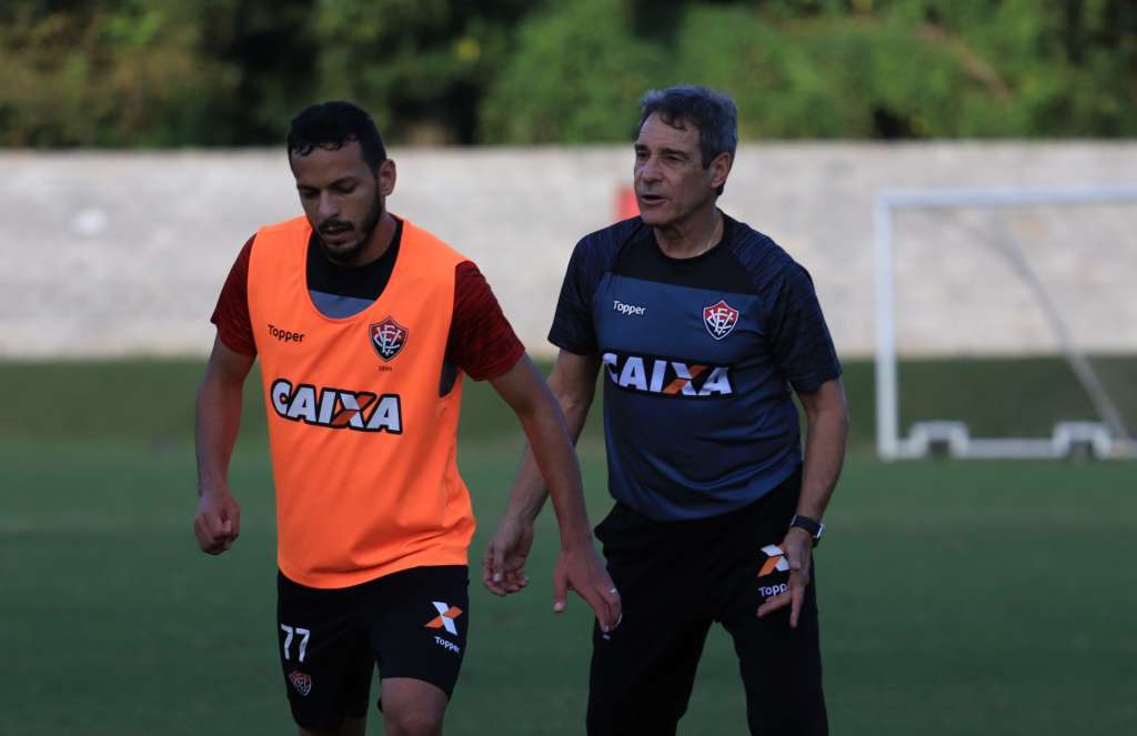 Vitória mantém a formação, mas Carpegiani deve fazer mudanças no time titular