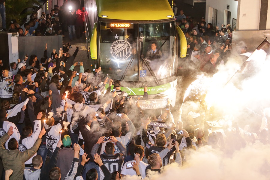 Série C: Torcida do Operário-PR faz festa na saída da delegação para Recife